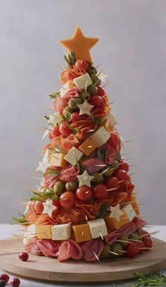 Aldi has shared a video of how to make a charcuterie Christmas tree Aldi Party Food, Charcuterie Christmas Tree, Party Food Christmas, Food Christmas Tree, Christmas Appetizers Easy, Food Christmas, Christmas Recipes Appetizers, Christmas Tree Painting, Christmas Brunch