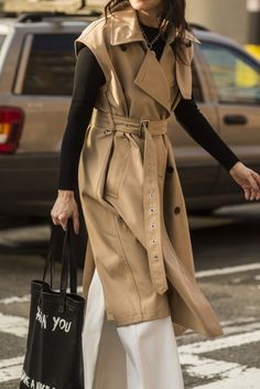 Short Sleeve Trench Coat Outfit, Sleeveless Trench Coat Outfits Winter, Vest Trench Coat Outfit, Trench Coat Outfit Winter, Long Vest Outfit, Trench Coat Street Style