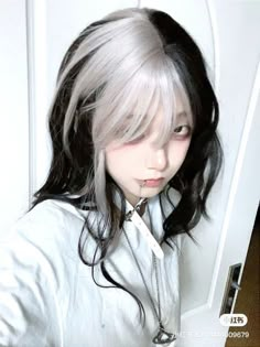 Cybercore Hairstyles, Haïr Style Ideas, Dark Hair With White Highlights, White And Black Highlights, 2 Colored Hair, Silver Hair Ideas, Blue And White Hair, Unique Hair Colors, White And Black Hair