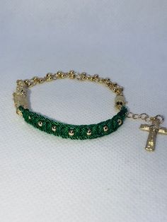 "Pulsera San Judas Tadeo de doble linea de bolas oro laminado por un lado y por el lado bolas de oro lamiando tejido de hilo de Nylon estilo Aracne en combinacion de hilo con bolas de oro lamiando y finalizado con un crucifico de oro lamiando con Jesucrito en la cruz. Pulsera hecha a mano para mujer; medida desde 6.5\" pulgadas trae una cadena expandible maxima hasta 7.5\" pulgadas ( 16cm hasta 19cm) Ideal como de regalo para alguien muy especial, en la compra incluye una bolsa de tela de arpill Adjustable Gold Thread Jewelry, Gold Woven Bracelet, Hessian Fabric, Wrist Jewelry, Woven Bracelets, Black Necklace, Braided Bracelets, Gold Beads, Luxury Jewelry