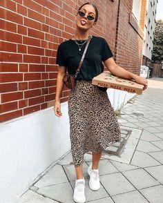 Skirt Diy, Kylie Jenner Outfits, Skirt And Sneakers, Looks Street Style, Skirt Midi, Outfits Casual