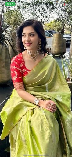 Onam Saree With Maroon Blouse, Silk Blouse Simple Designs, Blouse Designs Latest For Banarasi Saree, Fancy Blouse Neck Designs Latest, Blouse Ideas For Banarasi Saree, Latest Hand Designs For Blouses, Banaras Sarees Blouse Designs, Latest Bridal Sarees Indian Weddings, Colour Neck Blouse Designs