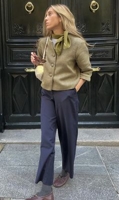 Vienna Street Style, Conference Outfits Women, Silk Scarf Styling, Barista Outfit, Nice Wardrobe, Tis Autumn, Valentines Outfit, Navy Trousers