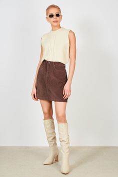 Brown corduroy short skirt Short Brown Skirt Outfit, Cord Skirt Outfit, Brown Top Outfit, Brown Skirt Outfit, Light Brown Top, Brown Mini Skirt, Cream Outfits, Cord Skirt, Tomboy Chic