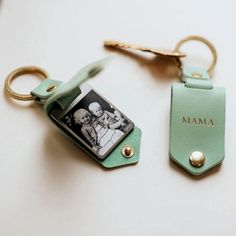 a keychain with a couple's photo on it next to a pair of keys