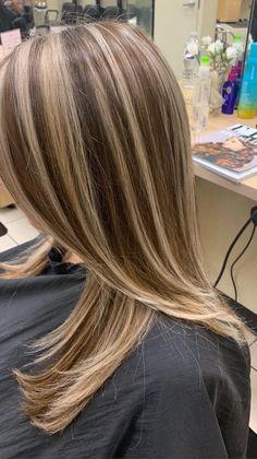 Chunky Blonde Highlights, Chunky Highlights, Highlights Curly Hair, Brown Hair Looks, Hair Streaks, Dark Hair With Highlights, Hairstyles For Layered Hair, Brown Hair With Blonde Highlights