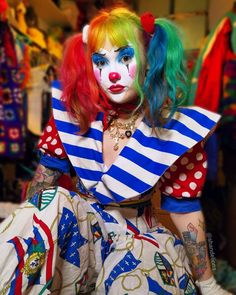 Traditional Clown Makeup, Classic Clown Makeup, Circus Clown Makeup, Female Clown Makeup, Clown Hairstyles, Captain Spalding, Colorful Clown Makeup, Clown Outfit Ideas, Cute Clown Costume