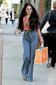 Vanessa Hudgens Jean Boho Outfit, Jeans Nails, 1970s Trends, Estilo Vanessa Hudgens, Boho Style Shop, Nails Boho, Looks Hippie, Coachella 2017