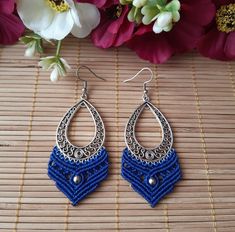 Give a boho touch to your look with these long macrame earrings handwoven with high-quality waxed thread. These earrings are lightweight and perfect to wear every day or for a special occasion. They are also nickel free and lead free brass ear wires so they won't provoke allergies. If you want to see more macrame earrings options click here: https://www.etsy.com/shop/Macrastur?ref=seller-platform-mcnav§ion_id=30875989 ※ MEASUREMENTS ※ - Length: 81 millimeters / 3.18 inches with the ear wire - Wi Woven Earrings, Bohemian Macrame, Macrame Earrings, Earrings Bohemian, Macrame Jewelry, Jewelry Unique, Earrings Long, Birthday Gift For Her, Earrings Dangle