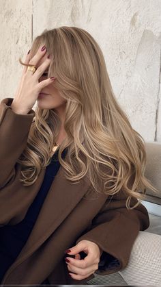 24 Beige Blonde Hair Color Ideas for 2025: Formulas, Rose Gold, & Highlights Oat Milk Hair Color, Milky Tea Blonde, Milk Tea Beige Hair Color Balayage, Cappuccino Blonde Hair, Different Blondes Shades, Light Hazel Hair, Reddish Dirty Blonde Hair, Blonde Beige Highlights, Vanilla Champagne Hair Color