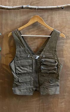 Cargo Vest Outfit, Reconstructed Clothing, Reworked Clothes, Army Look, Cargo Vest, Diy Tops, Casual Skirt Outfits, Kawaii Fashion Outfits, Biker Style