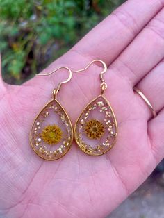 Gold teardrop, drop earrings with mini sunflowers and glitter Mini Sunflowers, Sunflower Earrings, Gold Floral, Floral Earrings, Toledo, Jewelry Earrings Dangle, Etsy Earrings, Dangle Drop Earrings, Sunflower