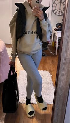 Good Style Outfits For School Winter, Cute Lazy Outfits Winter, Cute Simple Lazy Outfits, Cute Comfy School Fits, Black Girls Fall Outfits, School Baddieoutfits, Black Teen Girl Outfits, Winter Black Girls Outfit Ideas, Baddie Outfits For School Winter