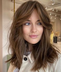 2024's Top Haircut Trends: From Medium Chic to Short Elegance, Curly Layers to Straight Bangs - Anna's Beauty Blog Mom Haircuts, Mom Cut, Long Shiny Hair, Thick Wavy Hair, Framing Layers, Face Framing Layers, How To Style Bangs, Round Faces