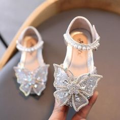 Shoes For Birthday, Knot Sandals, خواتم خطوبة, Girls Tennis Shoes, Princess Dance, Flower Girl Wedding, Fashion Butterfly, Flower Girl Shoes, Nike Shoes Girls