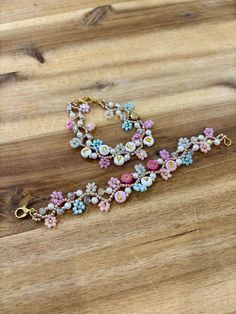 A beautiful Friendship Bracelet that is perfect for a special someone. The bracelet is made with pastel colors and features a heart Taylor Friendship Bracelet, Music Bracelet