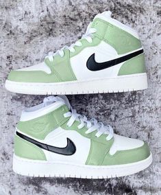 Sneakers Aesthetic, Cute Jordans, Custom Air Jordan 1, Trendy Shoes Sneakers, Nike Shoes Girls, Dr Shoes, Jordan Shoes Girls, Preppy Shoes, All Nike Shoes