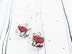 Red Poppies Earrings are colorful earrings inspired by the beautiful poppy flower. * size about 4.5cm top to bottom (1.8in); the rectangle frames only - 1.2cm (0.5in) * materials: sterling silver, fine silver, glass resins  * free worldwide shipping  * ready to ship With thick sterling silver wire I first made a square frame in which with fine silver wire I created a beautiful sunny picture with poppy flowers. The poppies have rich red-colored petals and gentle light green leaves and stems. Ther Rectangular Summer Earrings As Gift, Artsy Red Earrings As A Gift, Red Pressed Flowers Earrings For Gift, Sunny Pictures, Poppy Flowers, Earrings Colorful, Red Jewelry, Silver Glass, Red Earrings