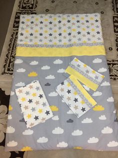 the baby bedding is laid out on top of the carpet and ready to be sewn