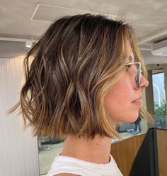 Short Hair Partial Highlights, Fall Bronde Balayage Short, Blond Highlights Bob, Choppy Bob Fine Hair, Messy Chin Length Bob Hairstyles, Face Framing Highlights Short Hair, Bob Haircut With Highlights, Bob Highlights, Fine Short Hair