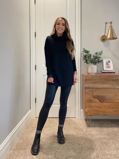 How to Style It: Black Leather Leggings Outfits - Merrick's Art Chelsea Boots Leggings Outfit, Hunter Chelsea Boots Outfit, Black Chelsea Boots Outfit Women, Black Leather Leggings Outfit, Leather Leggings Outfits, Chelsea Boot Outfit