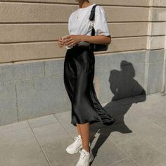 High Waisted Mido Skirt With Elastic Waistband. Front Slit At Hem. New With Tag Color Black Looks Adidas, Rok Outfit, Foto Tips, Winter Trends, Mode Inspo, 가을 패션, Looks Style, Mode Inspiration, Outfit Casual