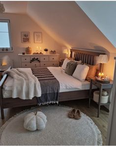 a bedroom with a bed, dressers and rug in it's corner area