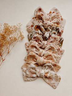 "⋒  d e t a i l s - organic gauze bows in seven vintage floral designs -- Rainey, Delilah, Jade, Aubrey, Beatrice, Odette, & Lydia - sewn + tied in home - regular sized bow is approx. 3\"x5\" - mini sized bow is approx. 2\"x3\" - available on nylon or clip ⋒  s h i p p i n g - ships in 1-3 days via USPS Ground Advantage  ⋒  c a r e  - spot clean with warm water, allow to air dry - do NOT machine wash ⋒  s o c i a l s - find us on Instagram at @floraandroo ⋒  s a f e t y  - not intended to be left unattended with infants under 3 years ⋒  n o t i c e - all products are handcrafted in a smoke-free, pet-friendly home" Vintage Florals, Vintage Floral Design, Minimalist Baby, Bows Hair, Baby Outfits, Girls Bows, Baby Bows