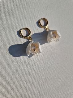 'Ivy' floral bloom earrings made with hand-sculpted porcelain flowers and freshwater pearls, attached to gold or silver plated hoops 1.5cm These dainty beauties have been made to match Ivy's or Sophie's hair comb. Haircombs are sold separately. Comes in ivory or white bloom.  Sent beautifully packaged in a Medze Bride gift box. 'Ivy' earrings cant be refunded or returned due to hygienic reasons. But if you have any problems with your order please email me and I'll be happy to help you. Clay Flower Earrings, Bridal Jewelery, Jewelry Photoshoot, Clay Flower, Floral Hoops, Gold Ring Sets, Porcelain Flowers, Earrings White, Floral Bridal