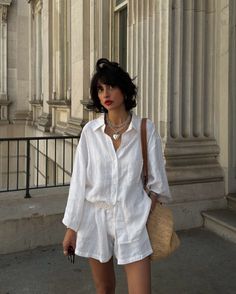 Summer Linen Shorts Outfits, White Linen Shorts Outfit Summer, Venetia Alia, Linen Shorts Outfit Summer, Effortless Summer Outfits, Outfits Warm Weather, Linen Shorts Outfit, Closet Revamp, Linen Outfits