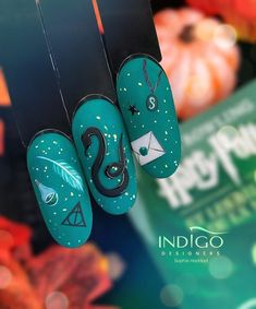 Harry Potter Halloween Nails, Cute Harry Potter Nails, Harry Potter Christmas Nails, Slytherin Nail Ideas, Harry Potter Nails Slytherin, Slytherin Nail Art, Simple Harry Potter Nails, Harry Potter Nail Ideas, Hogwarts Nails