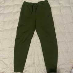 Men’s Nike Tech Fleece Joggers Size M Olive Green Color 66% Cotton 34% Polyester Brand New Nike Green Jogging Bottoms, Nike Green Joggers With Pockets, Green Nike Joggers With Pockets, Nike Joggers Mens, Mens Nike Sweatpants, Nike Grey Sweatpants, Nike Tech Fleece Joggers, Nike Tech Fleece Pants, Tech Outfit