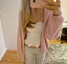 Outfits With Pink Sneakers, Matcha Iced Coffee, Matilda Djerf Summer, Blonde Blowout, Pink Cardigan Outfit, Matcha Iced, Off Duty Model, Coffee Vanilla, Isabel Marant Sneakers