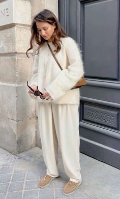 Mohair Sweater Outfit, Wide Leg Pants Outfit, Cold Fashion, High Waisted Dress Pants, Beige Outfit, Business Outfits Women, Business Casual Outfits For Work, Looks Street Style, Cold Weather Outfits