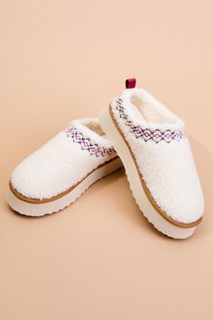 Elevate your comfy slipper game with the perfect pair of slip-on, fully lined, Sherpa platform slippers. These are perfect for cozy nights in or days out with the girls. Sherpa Slippers, White Dress Skirt, Football Dress, Comfy Slippers, Pink Slippers, Cute Slippers, Jean Trends, Zermatt, Platform Slippers