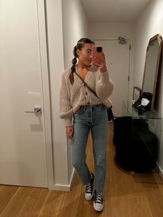 90s Mom Outfit, 90s Jeans Outfit, High Waisted Jeans Outfit, 90s Jean, Straight Leg Jeans Outfits, Jeans Outfit Winter, Post Partum Outfits, Cozy Outfits