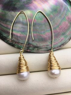 Белая пресноводная жемчужина болтаться серьги серьги с белой | Etsy Classic Metal Pearl Earrings With Pearl Charm, Yellow Gold Metal Drop Pearl Earrings, Yellow Gold Drop Pearl Earrings, Pearl White Dangle Pearl Earrings, Minimalist Metal Pearl Drop Earrings, Classic White Pearl Metal Earrings, Elegant Pearl White Metal Pearl Earrings, White Gold-plated Dangle Pearl Earrings, Adjustable Gold Pearl Earrings With Ear Wire