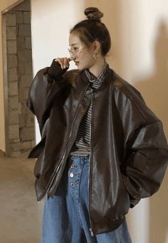 Leather Jacket Outfit Ideas, Style A Leather Jacket, Oversized Jacket Outfit, Red Leather Jacket Outfit, Jacket Fall Outfit, Cute Fall Jackets, Brown Leather Jacket Outfit, Jacket Outfit Ideas, Women Leather Jacket