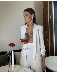 Miami White Party Outfit, Party Dinner Outfit Night, Las Vegas Outfit Fall Plus Size, White Sequin Blazer Outfit, Easy Bachelorette Decorations, Outfit New Year Party Night Out, New Year Outfit Parties Night, White Club Outfit, Elegantes Party Outfit