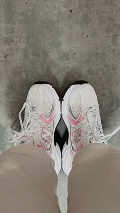 New balance, pink and white, aesthetic trainers, clean girl Pink And White New Balance, Clean Girl Shoes, Aesthetic Trainers, New Balance Shoes Pink, New Balance 530 Pink, Pink And White Aesthetic, New Balance 530 Outfit, Pink New Balance