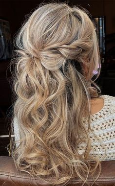 18VolumeMessy Half Up Half-uphalf-down wedding hairstyles offer a chic and versatile option for brides who want to strike a balance between wearing their hair down and styling it up. Hairstyle Hacks, Half Up Half Down Wedding Hair, Half Up Wedding Hair, Pony Hairstyles, Perfect Ponytail, Wedding Hair Half, Half Up Half Down Wedding