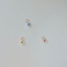 A single charm made with colorful beads. It's removable and interchangeable with any of the earrings from our Build Your Own Earring collection:  https://www.etsy.com/ca/shop/PrettyPearlfect/?section_id=37577451   Details Charm measures around 6mm. 14k gold filled/sterling silver hardware. Warranty We do understand that handmade jewelry can be delicate, that's why we are offering a 30-day warranty for your purchase. If your item has a manufacturing defect or broken during this time frame, please Dainty Flower-shaped Earrings With Flower Charm, Dainty Gold-plated Flower Charm Earrings, Blue Flower Charm Drop Earrings, Pearl Charm Flower-shaped Earrings, Blue Flower Charm Earrings, Freshwater Pearl Jewelry, Daisy Earrings, Flower Charm, Earrings Collection