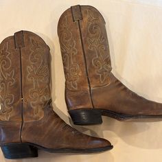 Yee Haw Lasso These Great Men’s Justin Cowboy Boots Before They Vamoose, Pard-Ner Thick, Rugged Leather. Gorgeous Stitched Design On Toes And Leg-Portion. Rich Chestnut-Brown Color. Size 7.5. Great Condition From A Smoke-Free Home. Medium Width Round Toe Boots For Rodeo, Country Style Round Toe Boots For Western Events, Wide Calf Round Toe Boots For Ranch, Wide Calf Round Toe Boots For Western Events, Wide Calf Boots With Round Toe For Western-themed Events, Casual Closed Toe Boots For Western-themed Events, Western Boots With Reinforced Heel And Round Toe, Western Style Closed Toe Boots With Branded Insole, Classic Round Toe Boots For Rodeo