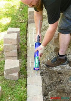 Diy Landscaping Edging, Paver Retaining Wall Raised Beds, How To Build A Brick Retaining Wall, Building A Retaining Wall Flower Bed, Diy Brick Garden Bed, Retaining Wall How To, Retaining Walls Driveway, Pavers Retaining Wall, Garden Bed Wall Ideas