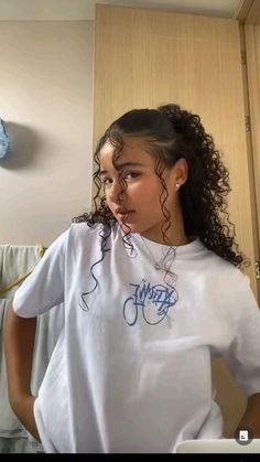 peinados para rizadas💜 Cute Hairstyles For School Curly Hair, Curly Hair Natural Curls Hairstyles, 3a Curly Hairstyles, Curly Hairstyles Ponytail, 3a Hairstyles, Curly Hair Braid, Curly Hairstyles Cute, Girl With Curly Hair