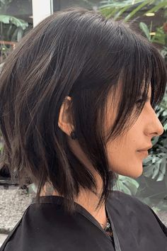 Short hair is super trendy right now, and I'm here for it! Short hairstyles are just so cute. Today I'm sharing my favorite short hairstyles for this season. These are all relatively easy to do Brunette Bob, Choppy Bob Hairstyles, Halloween Hair, Cut My Hair, Aesthetic Hair, Bobs Haircuts, Bob Hairstyles