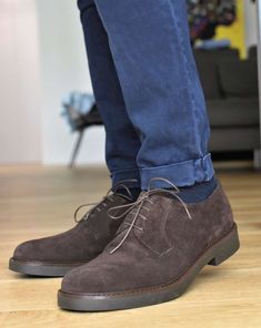 Trendy Men’s Fall Shoes for 2023: The Ultimate Style Guide Brown Suede Shoes Men Outfit, Derby Shoes Outfit, Style Chunky Sneakers, Classic Shoes For Men, Shoes For 2023, Smart Casuals, Suede Shoes Men, Suede Chukka Boots, Brogue Boots