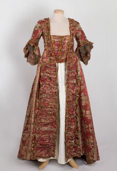 red brocade silk dress 18th c. 1700s Clothing, 1770s Fashion, 1700 Fashion, Beaded Flapper Dress, 1920s Outfits, Historical Dress, 18th Century Costume, Frock Fashion, Georgian Era