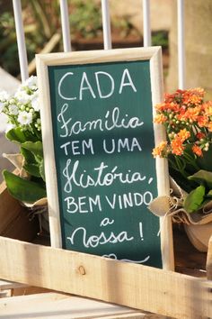 there is a sign that says cada samilla ten uma victoria bem vindo na nosa