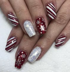 32 Glamorous Christmas Nail Ideas for a Dazzling Holiday Look - Mekardo Christmas Nail Designs Acrylic, Acrylic Aesthetic, Nails Nail Art Designs, Birthday Nail Designs, Summer Nail Colors, Tips Nails, Nails Holiday